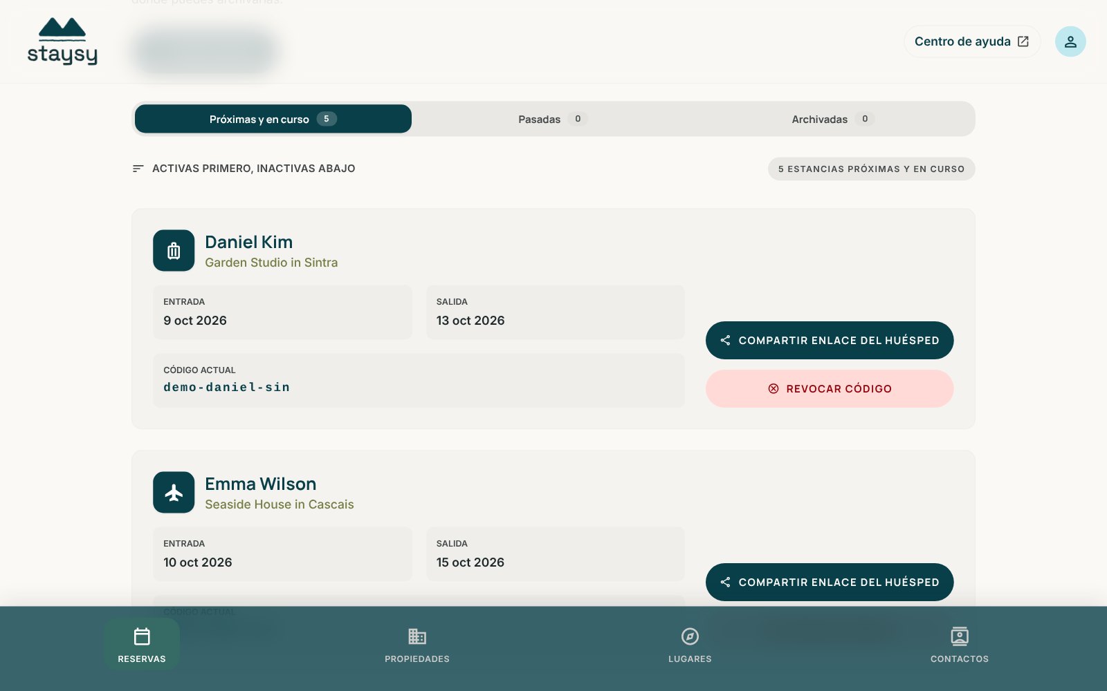 El panel de anfitrión de Staysy con cada reserva, sus fechas, su propio código de acceso y el botón para compartir el enlace del huésped